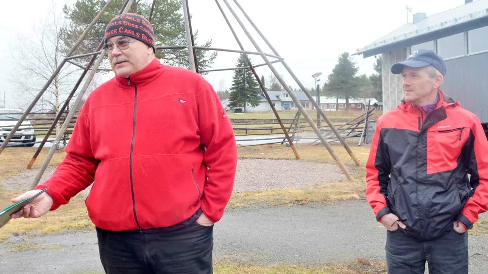 SKRIVELSE. Leif Taavola och Tore Peuravaara är några av dem som protsterar och anser att förbudet av paravanfiske gör att äldre och funktionshindrade utesluts från fisket. De har gjort en skrivelse som de lämnat till Havs- och vattenmyndigheten.