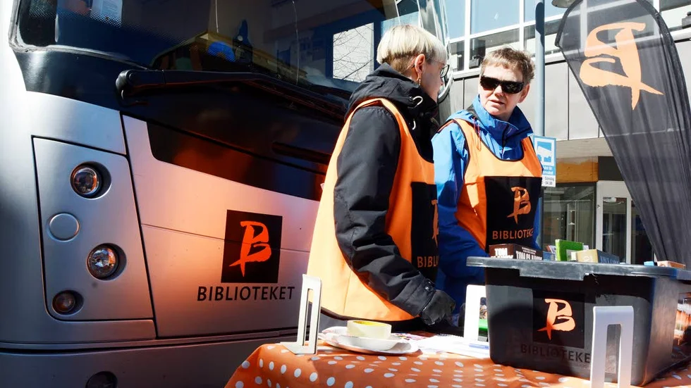 BYTARDAG. Katarina Wasberg och Liz Ten Hoeve skötte ruljangsen på Storgatan.