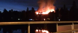 Flerfamiljshus fortfarande i brand