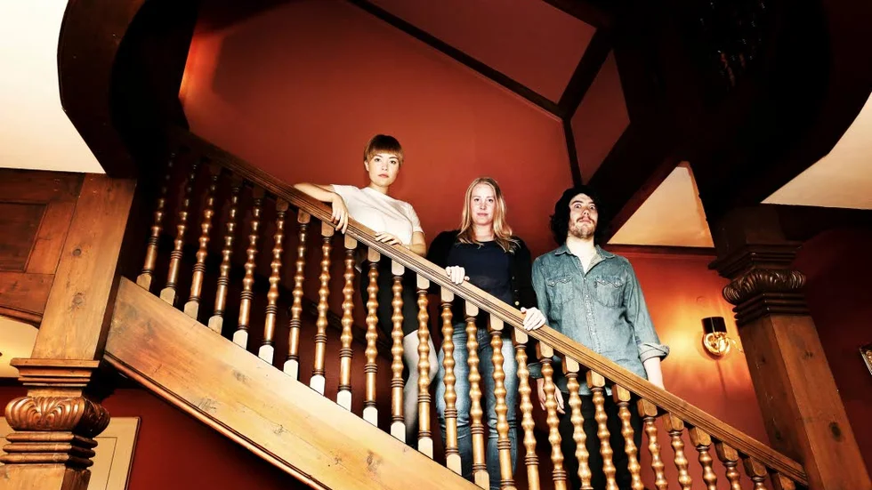 Maria Gotfredsen, Elin Hugoson och Erik Gotfredsen spelar in en film