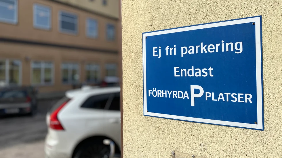 Arbetsgivare borde ge sina anställda pendlarkort i stället för gratis parkeringar, föreslår insändarskribenten.