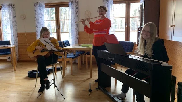 Siri Lauri Jatko, Marika Solgevik Svala och Sally Lauri Jatko stod för underhållningen i pausen mellan årsmötena.