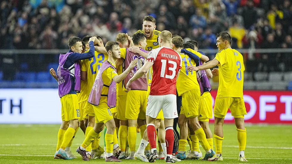 Kazakstan skrällde rejält och slog Danmark i EM-kvalet med 3–2.
