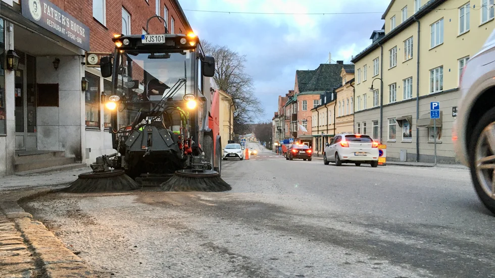 Med perfekta förutsättningar tar det ungefär sex veckor att sopa rent gatorna i Strängnäs, nu kan det ta ännu längre tid.