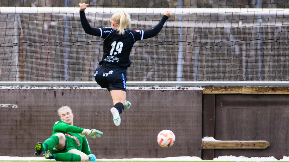 Brommapojkarnas målvakt Nichole Persson med en räddning på Klara Folkessons skott. 