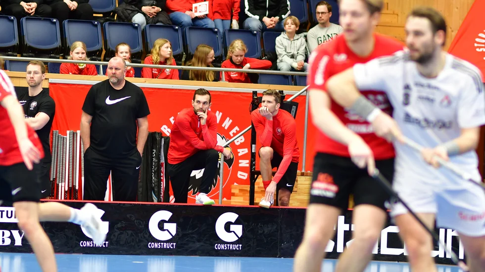 Här står Albin Sjögren och hänger lite på sargen under matchen mot Linköping. Ska Storvreta ta sig till final måste han nog bli spelklar. T h om honom Mattias Samuelsson.