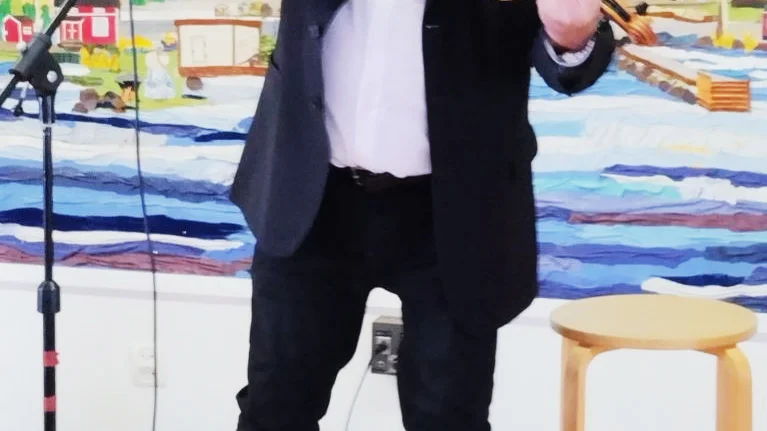 Riksspelman Svante Lindqvist in action.
