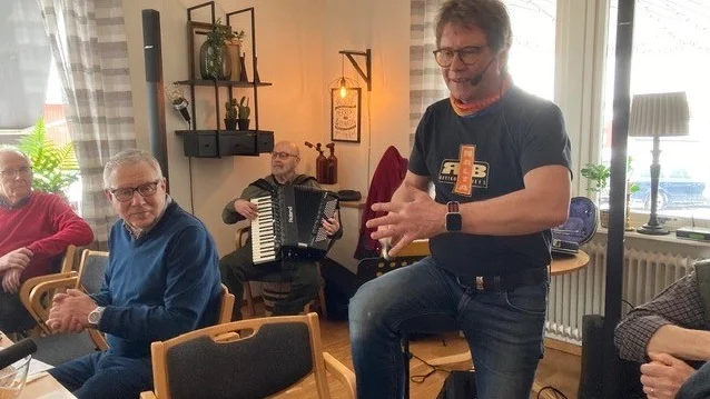 Gunnar Westergren har bytt instrument, nu har skedarna, som är stämda efter dagens rätt, kommit till användning.