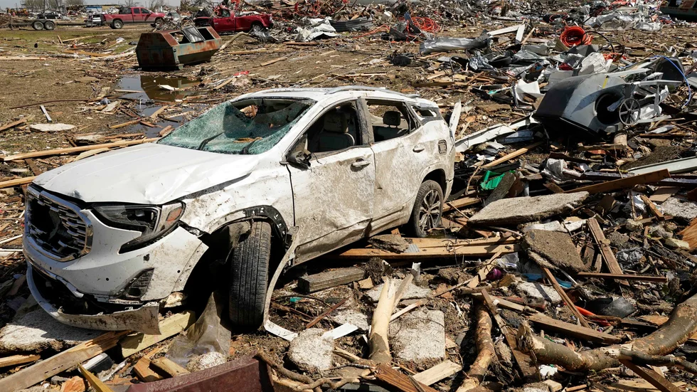 Minst 25 personer har omkommit efter fredagens tornados.