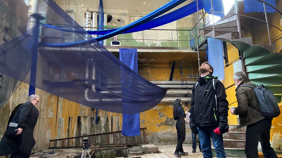 Många var nyfikna på installationen i den gamla turbinhallen i industrilandskapet. Utställningen pågår till den 23 april.