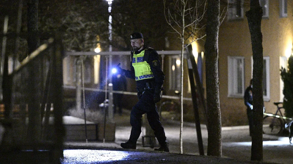 Ärendet rubriceras som mordförsök och platsen har spärrats av.