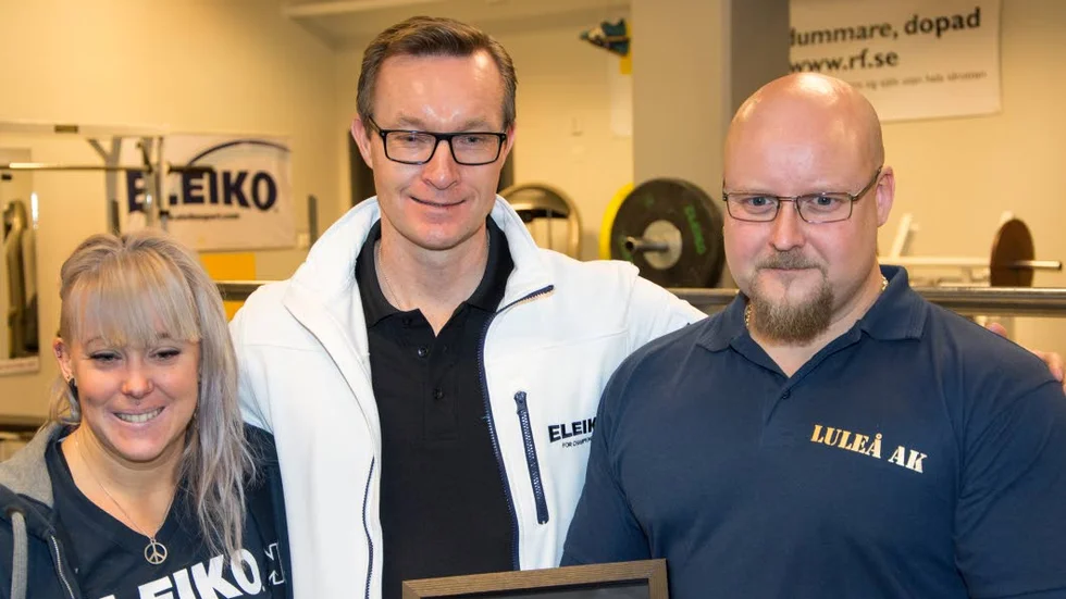Hög standard. Angelica Brage och Joakim Lakso tog emot Luleå AK:s Eleikoceritifieringen av försäljningschefen Anders Eriksson.
