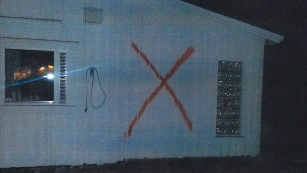 Ett liknande kryss sprayades dagen innan på fasaden till huset där 19-åringen bor med sina föräldrar.