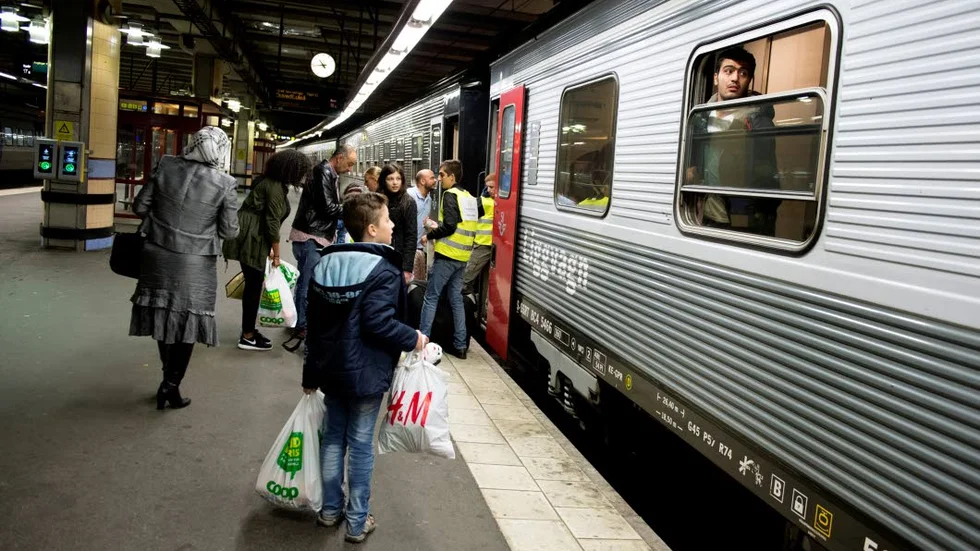 Flyktingar som anlänt till Stockholm central byter till Norrandståget för att åka vidare till Luleå och Torneå.