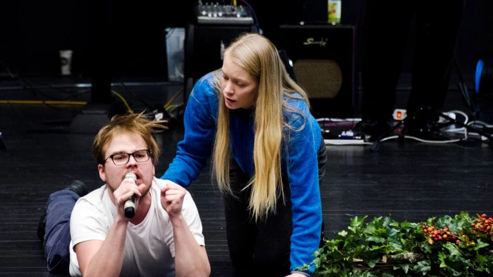 Lokalversion. Jonathan Nilsson ramlar och får tröst av ­Evelina Nilsson i en väldigt lokal version av ”Kristina från ­Duvemåla”.