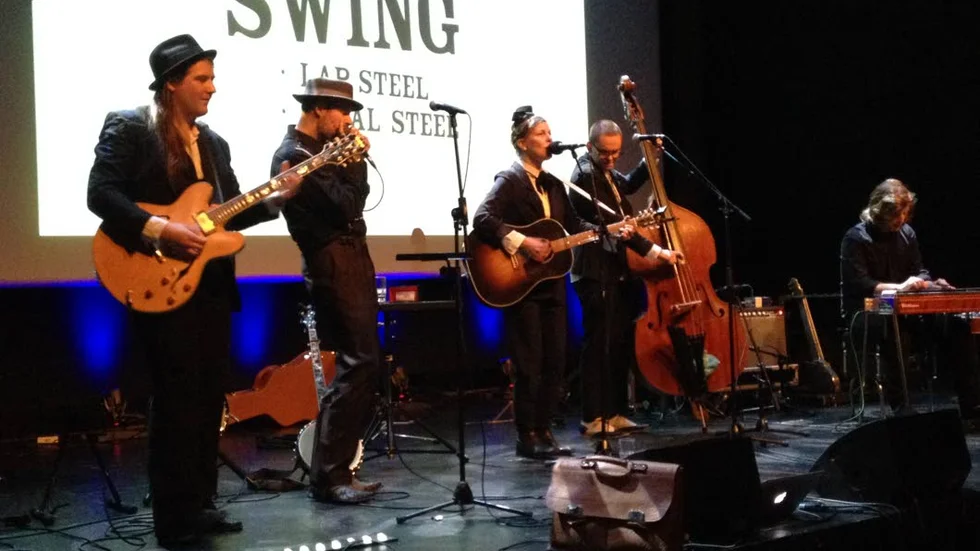 musik till maten. John Henry från Piteå spelade lunchmusik, country, i Kulturens hus på måndagen.