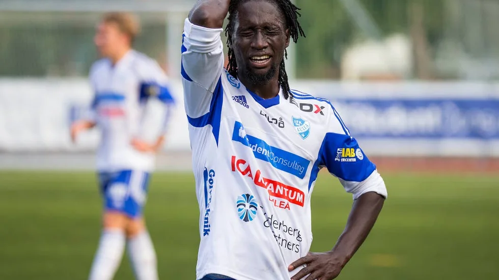 Svårt skadad. Ibrahim kallay fick föras med ambulans till sjukhus efter matchen.