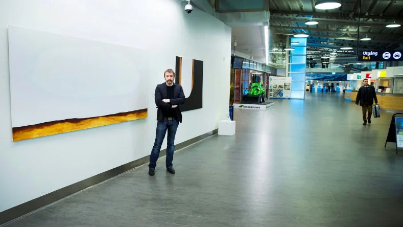 flygkonst. Magnus Svensson vid de två konstverken han ställer ut på flygplatsen.