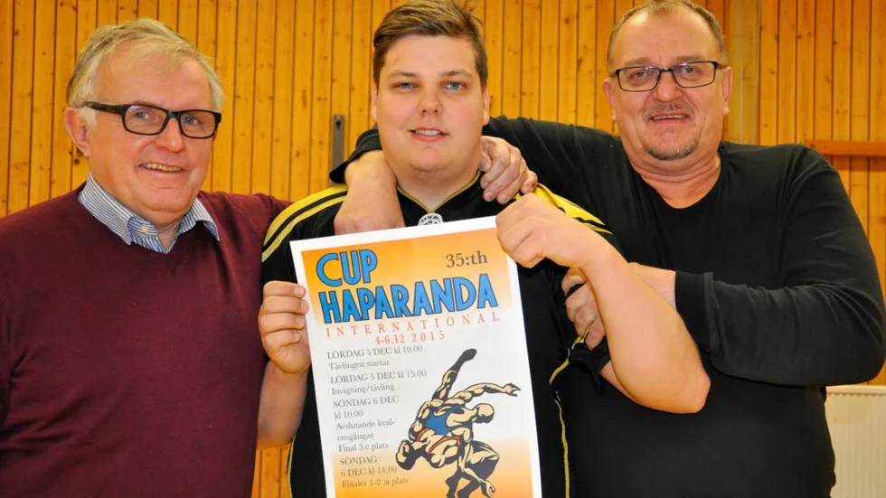 ELDSJÄLAR. Bengt-Olov Innala och Pelle Björkén brinner för brottningen. I år hoppas de att unge Mattias Viitanen (i mitten) ska få  gå  upp på  prispallen.