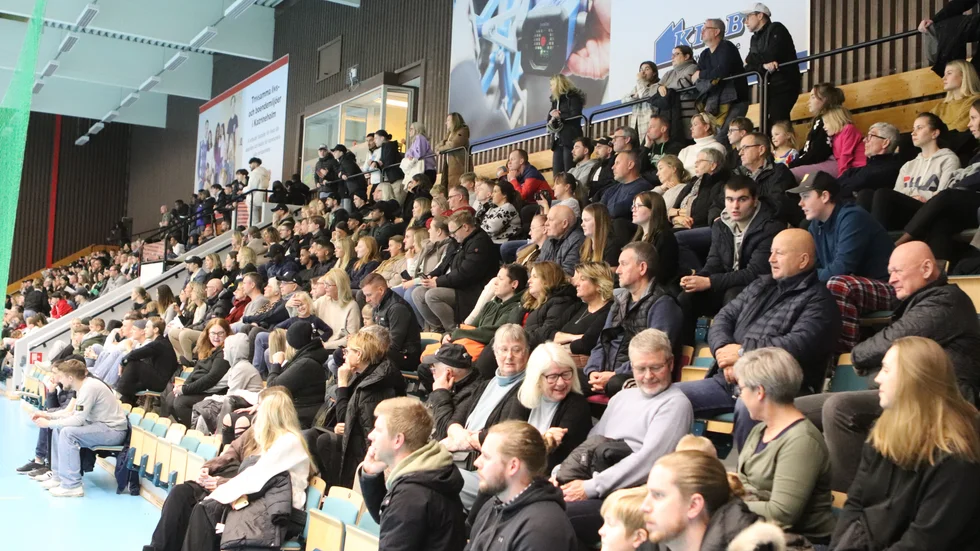 Det är konkurrens om de populära tiderna i Duveholmshallen även om det ser lite glest ut i bokningarna . "Cuperna ska samsas med de lokala föreningarnas tränings- och matchtider. Dessutom har vi många externa gäster som valt att förlägga sina träningsläger till Katrineholm. På det stora hela är det ändå ett ganska gott bokningsläge", säger Patricia Söderberg på föreningsservice.