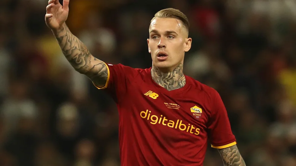 Spelarfacket Fifpro menar att José Mourinho försöker mobba bort högerbacken Rick Karsdorp från Roma.