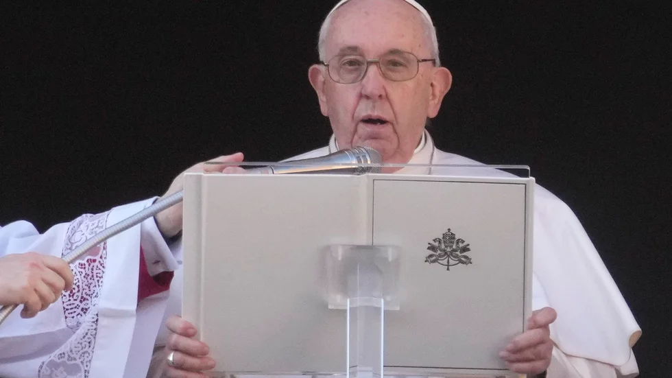Påve Franciskus höll på juldagen sitt traditionsenliga tal på Petersplatsen i Rom.