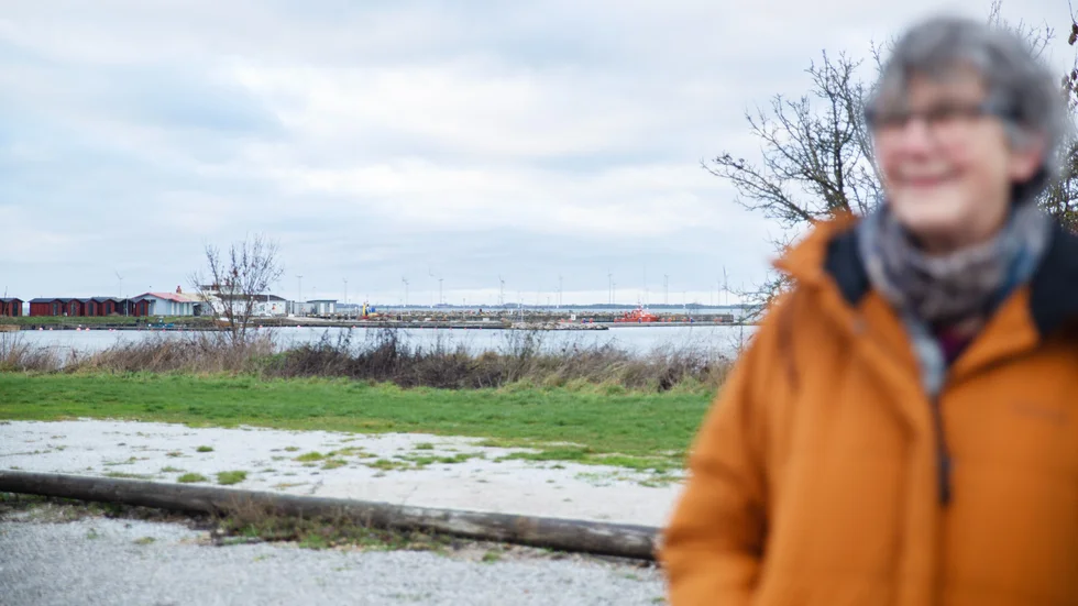 Maria Halla, ordförande för Burgsviken Utveckling AB, på platsen vid Hamnvägen där det nya innovationscentret planeras. I bakgrunden syns Burgsviks hamn.