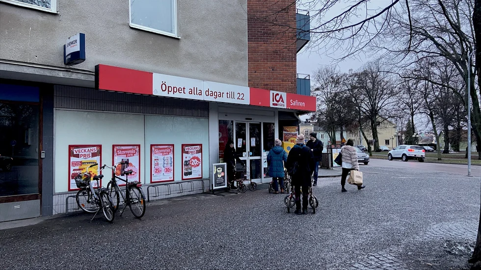 Kunderna på ICA Safiren på Strandgatan tvingades ut ur butiken vid strömavbrottet den 22 december.