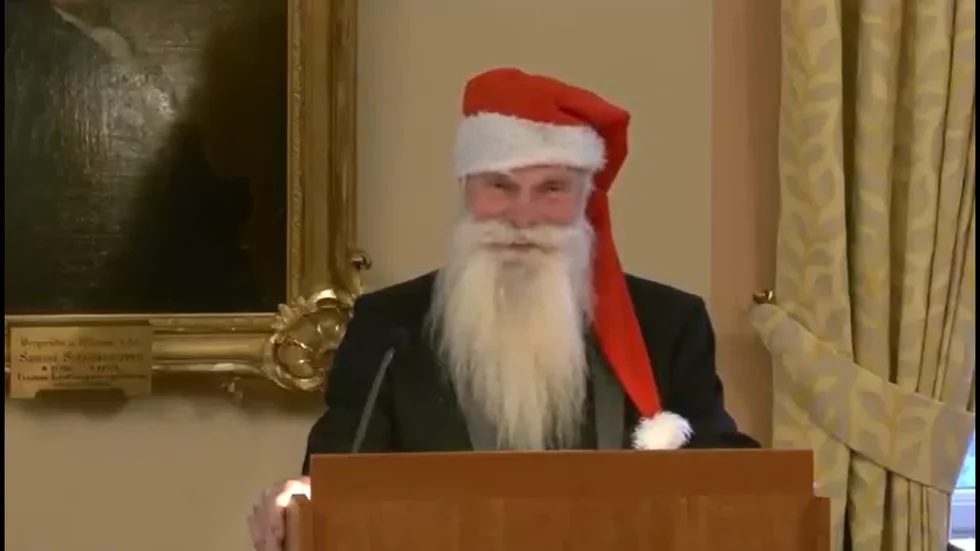 Tommy Kvarsell skickade med en julhälsning till medborgarna utklädd till jultomten.