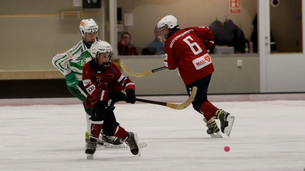 Vincent Halén med en perfekt passning i KVBS cuppremiär mot Västerås.