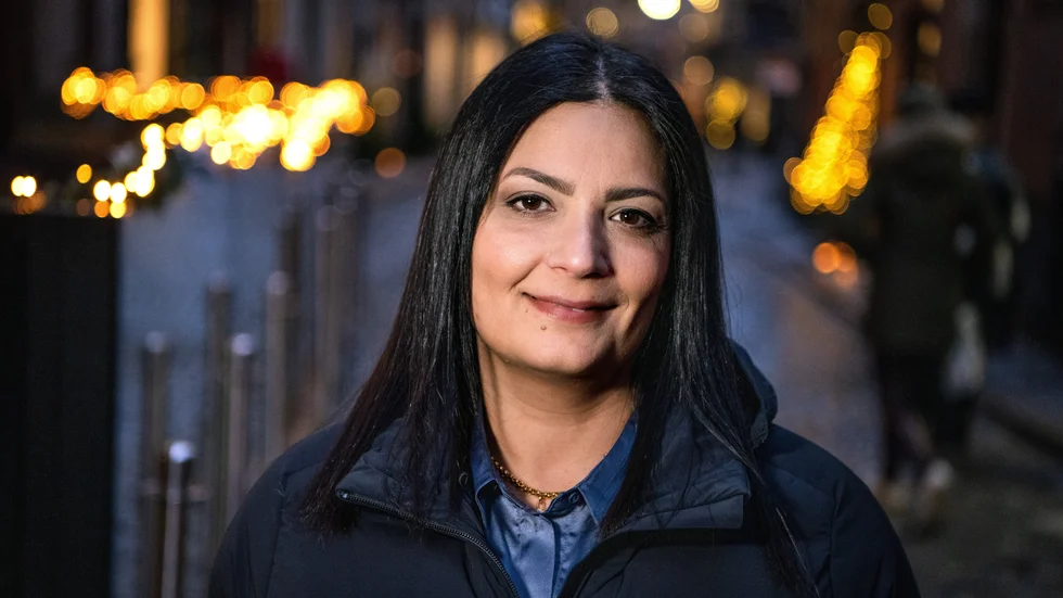 "Jag förknippar Iran med något negativt tyvärr, så jag går utanför min comfort zone när jag berättar öppet. Tidigare har jag helst inte velat kännas vid att jag har en bakgrund där", säger bokdebuterande Sara Mofasser Johansson.