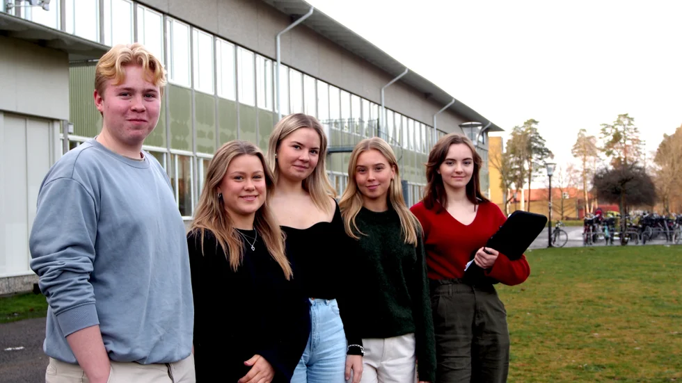 Gruppen tycker det är smidigt att hålla kontakt med vännerna de fick från andra länder. Sociala medier underlättar till det.  Från vänster: Melvin Hilding, Linnéa Westerlund, Hanna Stalebrant, Tilde Skogholt och Matilda PW