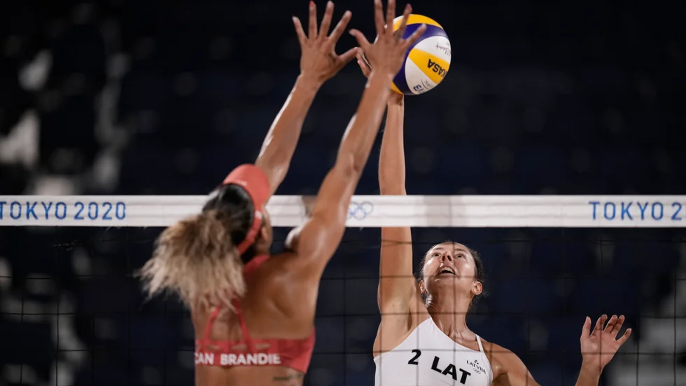 Beachvolleystjärnan Anastasija Kravcenoka, till höger under en OS-match i Tokyo 2021, kan var en av alla lettiska idrottare som står över OS nästa år om Ryssland och Belarus tillåts delta. Arkivbild.