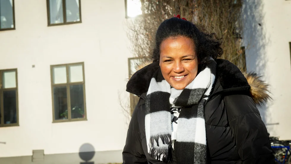 "Jag tycker om solen", säger Eden Hagos. Hon passar på att vara ute i Nyköping i dagsljuset. För varje dag som går ökar antalet soltimmar med mellan fyra och sex minuter.