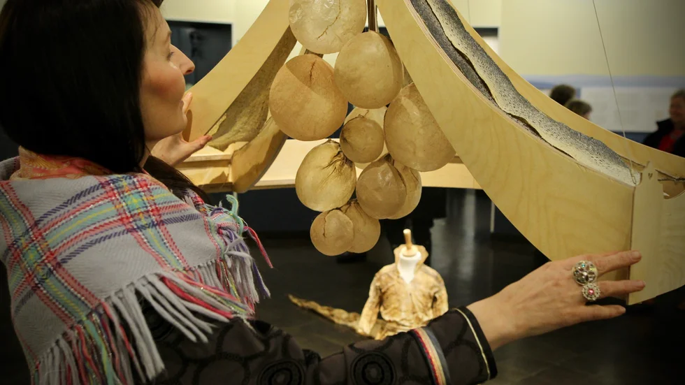 I Laila Susanna Kuhmunens installation "Lávdi lea du" kopplas renskötseln ihop med cirkuslivet. 