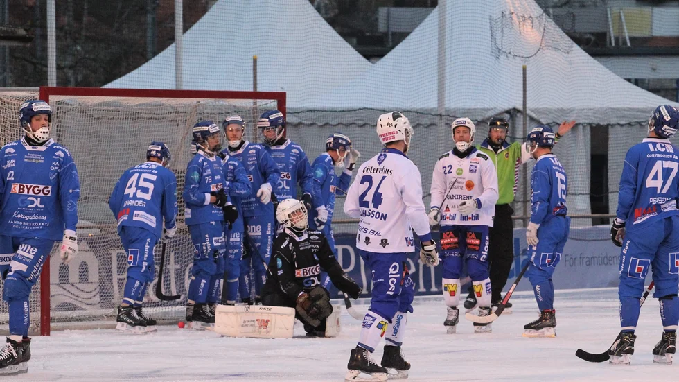 IFK Motala släpper in ett av många mål mot Villa-Lidköping.