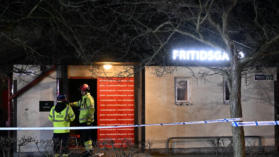 Räddningstjänsten och polisen på plats vid branden i en fritidsgård i Malmö.