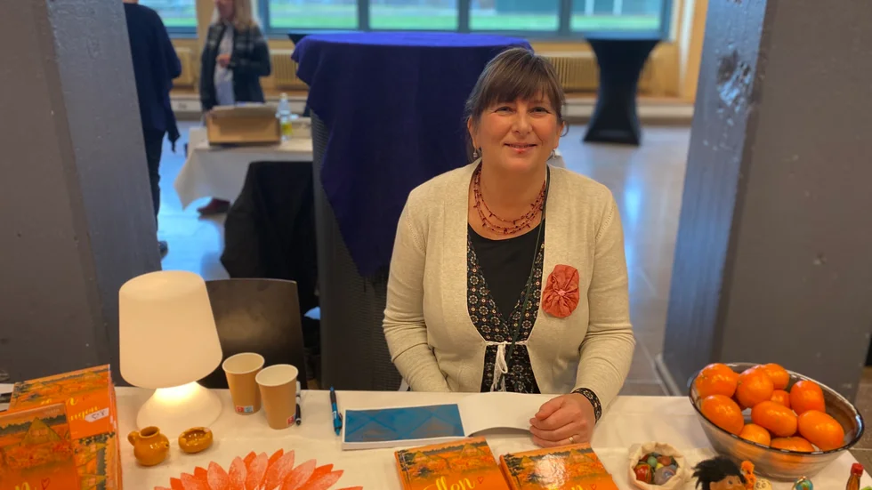 Norrköpings tidigare stadsjurist Martine Christensen Odenhall presenterade sin första bok ” Ellen på Tuvängen” vid sitt bord i Trozelligalleriet på Louis de Geer. 