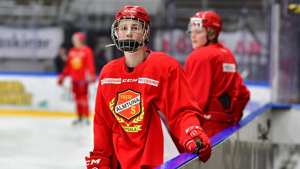 Filip Ekberg gjorde succé i sin seniordebut i Almtuna när han satte dit tre puckar mot Östersund.