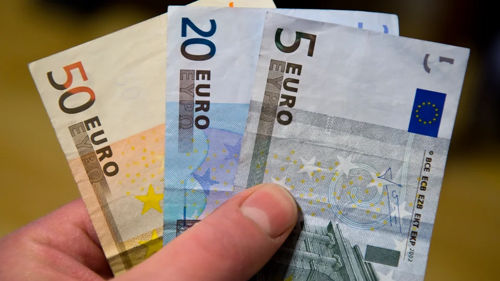 Om ja eller nej till euro, resonerar insändarskribenten. (Arkivbild)