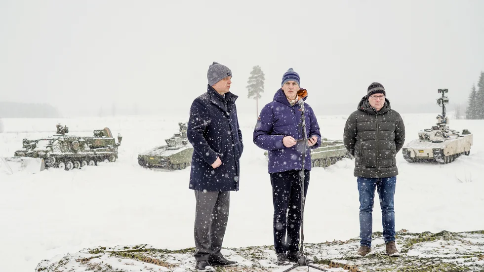 Norges statsmnister Jonas Gahr Støre, flankerad av finansminister Trygve Slagsvold Vedum och försvarsminister Bjørn Arild Gram under fredagens presskonferens.