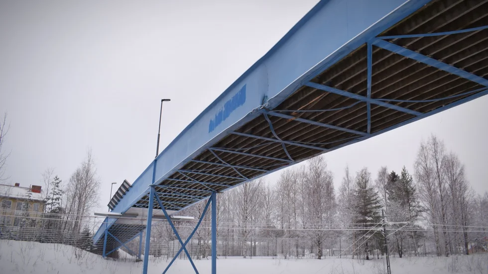 Flaket på lastbilen ska ha träffat bron under olyckan.
