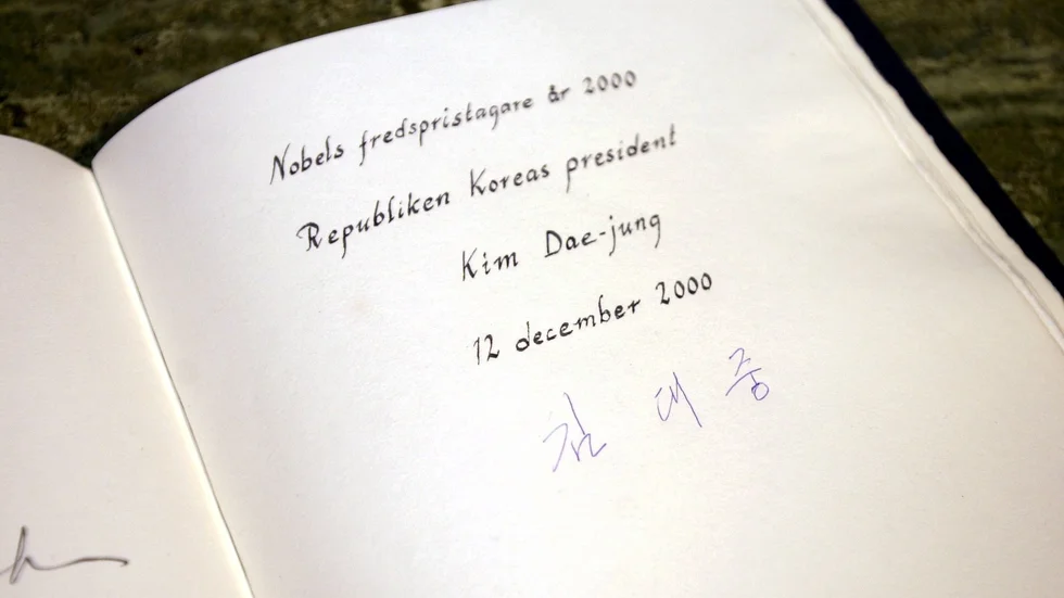 Nobels fredspristagare Kim Dae Jung skrev i Riksdagens gästbok på koreanska - enligt krönikören Jan-Olof Nyström det klokaste alfabetet i världen.   
