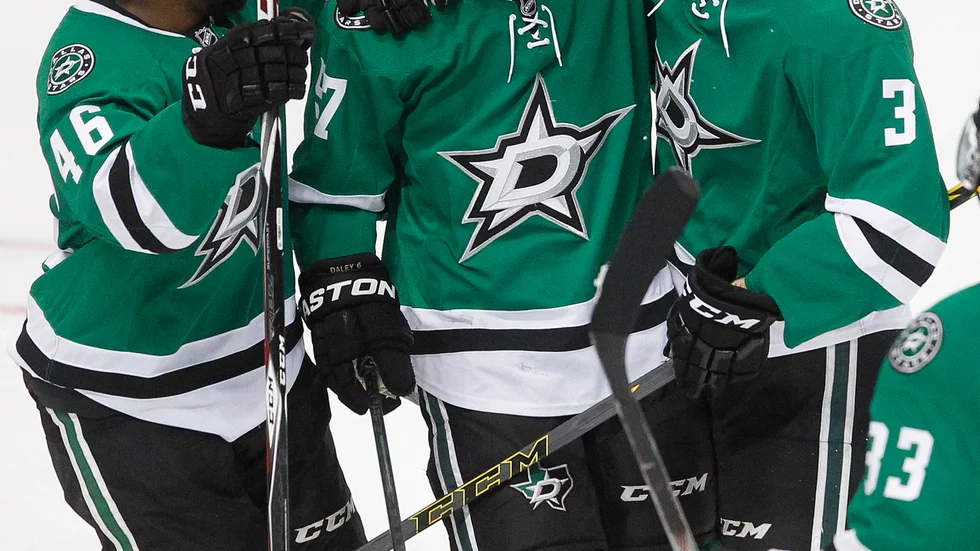 Cole Ully, mitten, i samband med när han spelade en träningsmatch med NHL-laget Dallas Stars 2015. Nu är han klar för VIK.