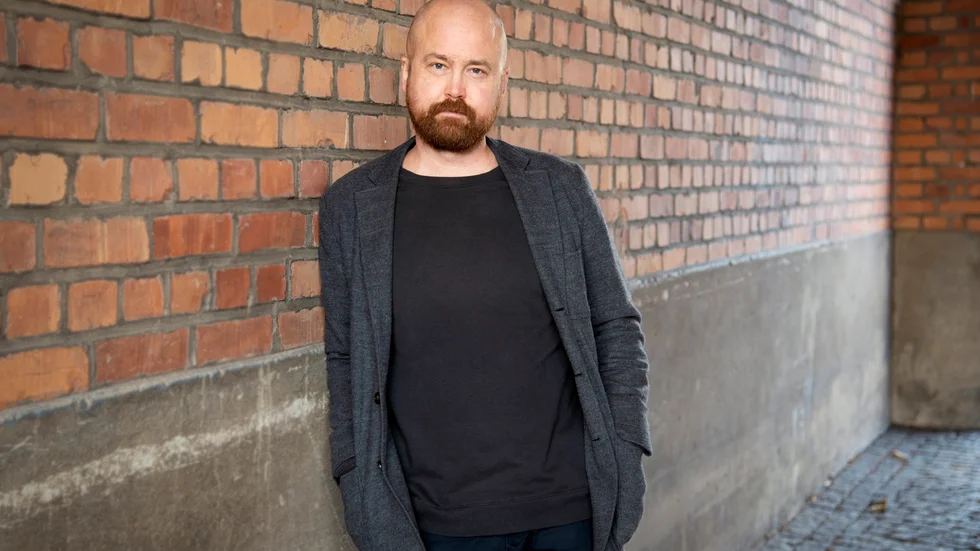 Författaren och journalisten Adam Bobacken Öhman har nyligen gjort skönlitterär debut – där han passar på att hylla hembygden Skellefteå. 