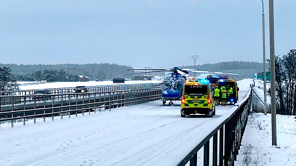 Trafikolycka på E18 vid Frösvitunneln. En person fördes med ambulanshelikopter till sjukhus.