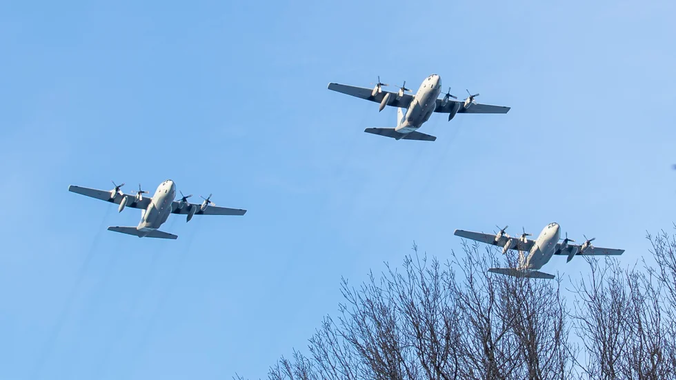 Tre Hercules-plan i luften. 