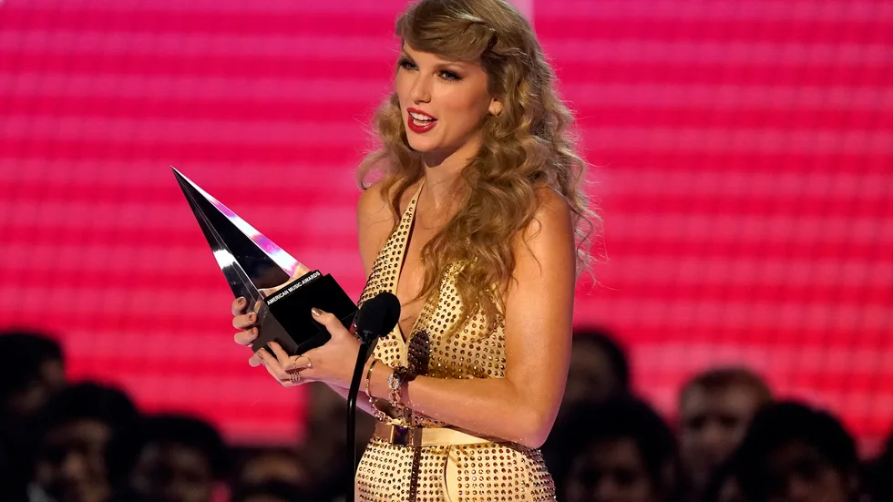 Taylor Swift tar emot pris för årets video på American music awards i november.