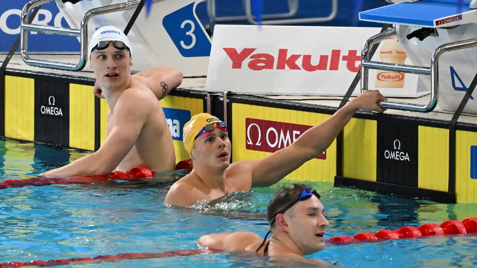 Australiern Isaac Alan Cooper, i mitten, trodde att han hade tagit VM-guld på 50 meter ryggsim. Men finalen fick simmas om efter en arrangörsmiss, och då fick 18-åringen nöja sig med ett silver. Guldet gick i stället till Ryan Murphy, USA, närmast i bild.