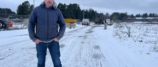 Kommunens vägarbete blockerar Jims väg till husbygget